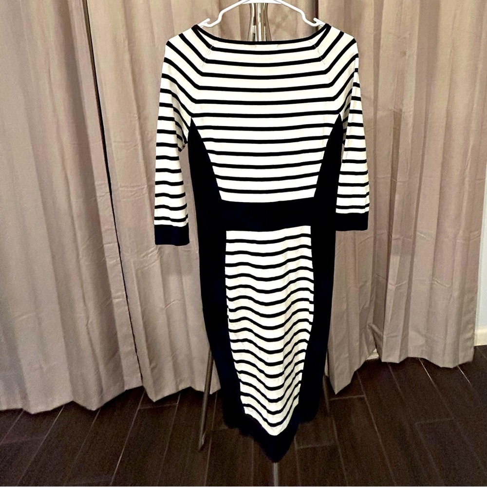 H& M‎ knit dress. Navy and white stripes. In great condition.